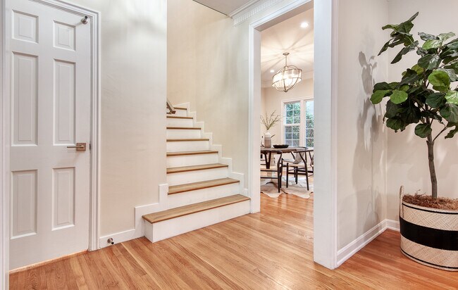 Building Photo - 422 Smithwood Dr