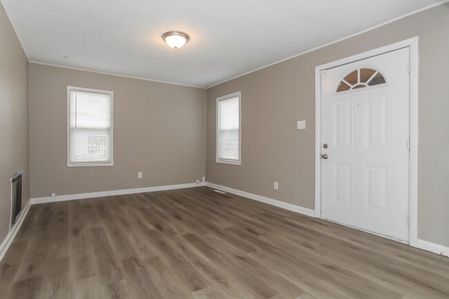 Building Photo - 1028 Midland Ave