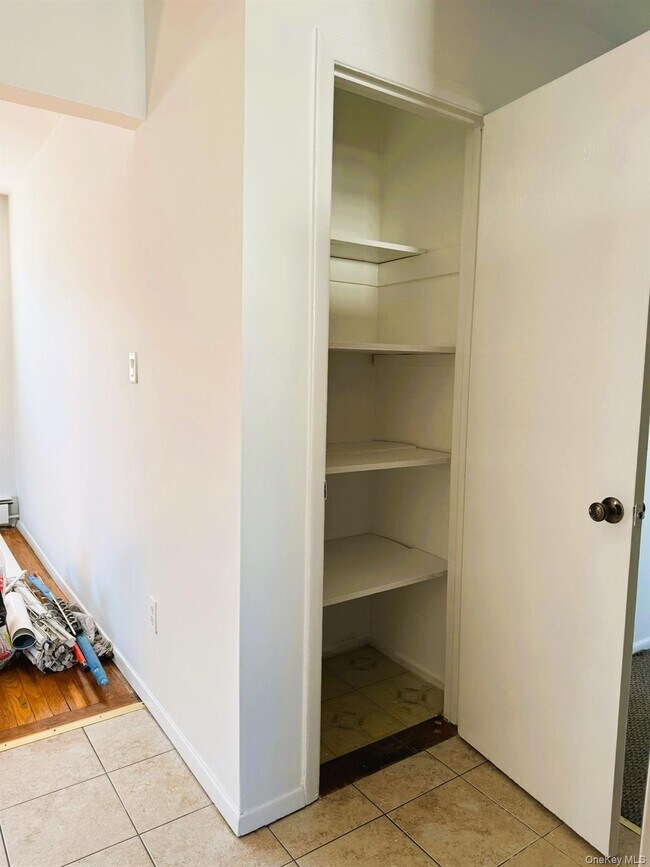 Building Photo - 131 Roslyn Rd