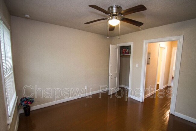 Building Photo - 932 Poinsettia St
