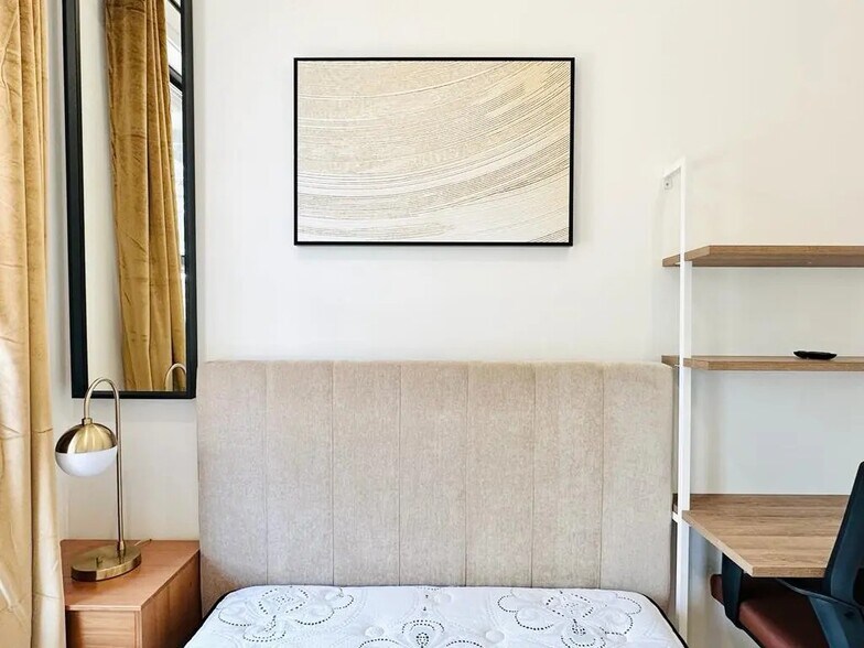 Building Photo - Furnished room/NOT APARTMENT