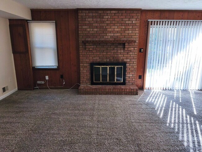 Building Photo - Charming Fair Woods Townhome Awaits