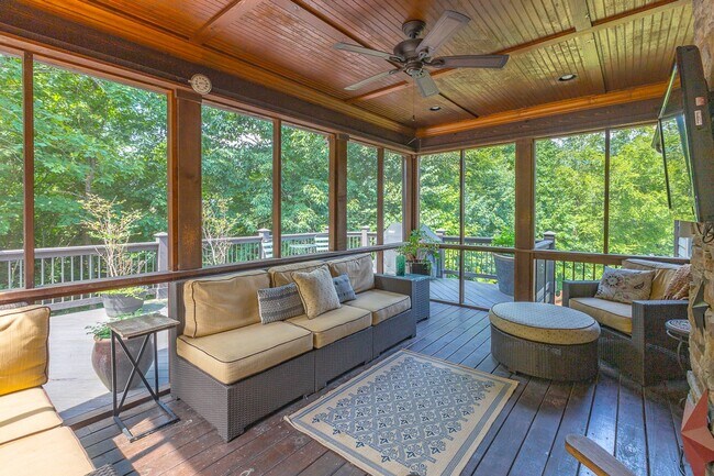 Building Photo - Fully Furnished Home!