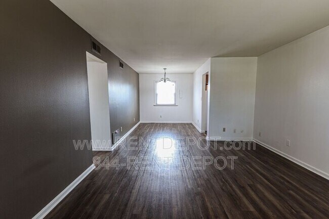 Building Photo - 2807 Ravenswood Dr