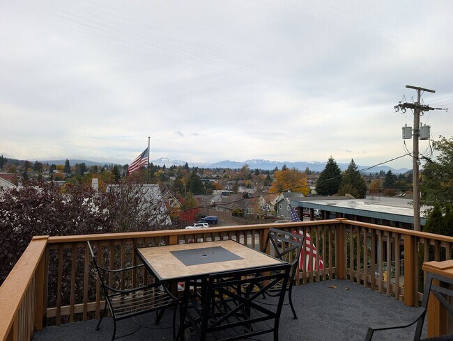 Building Photo - Easy Commute with Stunning Views!