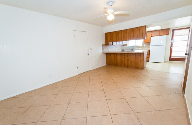 Building Photo - Charming Cul De Sac Home with Fireplace, Central A/C & Garage!