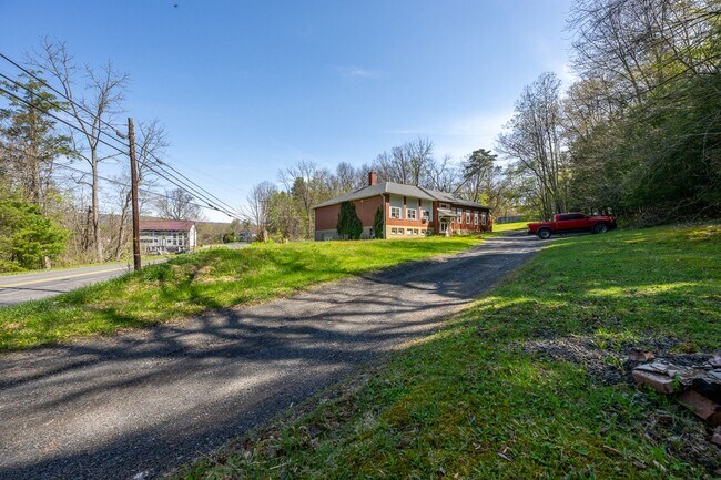 Building Photo - 480 Spruce Hollow Rd