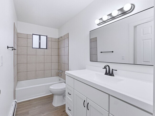 Building Photo - Modern 2 Bed, 1 Bath apartment, close to shopping.