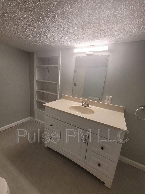 Building Photo - 2222 Oakland Ave