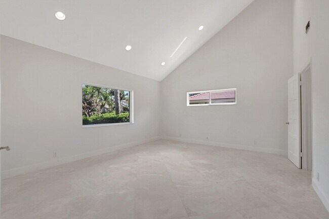 Building Photo - 540 SW 15th St