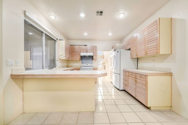 Building Photo - Charming Guard-Gated Southwest Las Vegas Townhome with Fireplace & Golf Course Views!