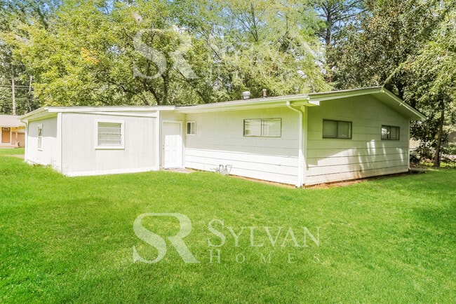 Building Photo - Spacious one-level living