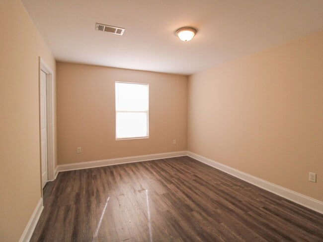 Building Photo - 140 Meadows Ln