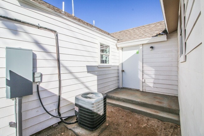 Building Photo - Remodeled 2 bedroom 2 bath