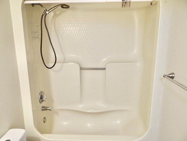 Building Photo - Rent Special w/ year lease- Beautifully Remodeled 2 Bed/2 Bath in Deer Creek @ Deerfield Surfside