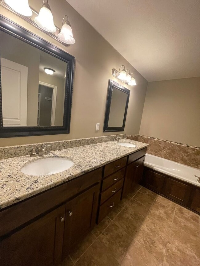 Building Photo - Beautiful 4BD in Battlefield, MO