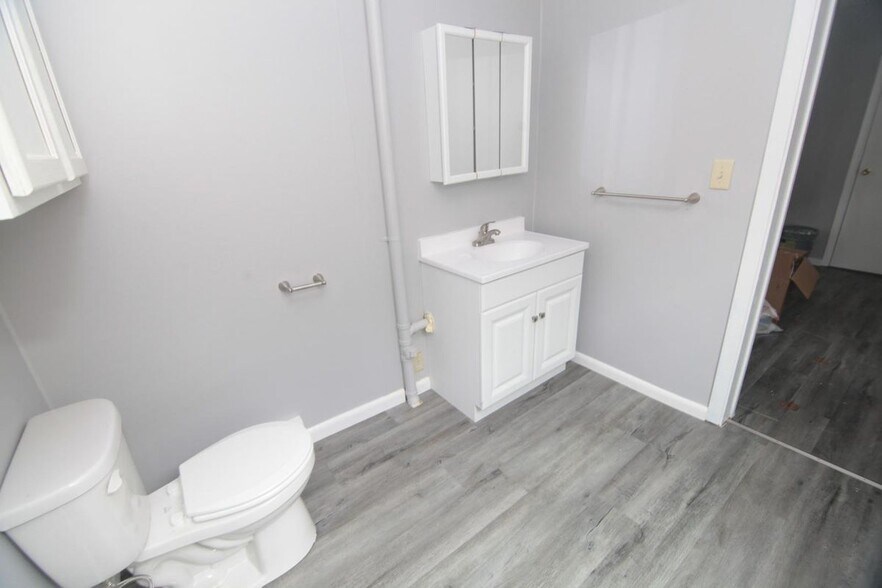 Building Photo - 526 21st St