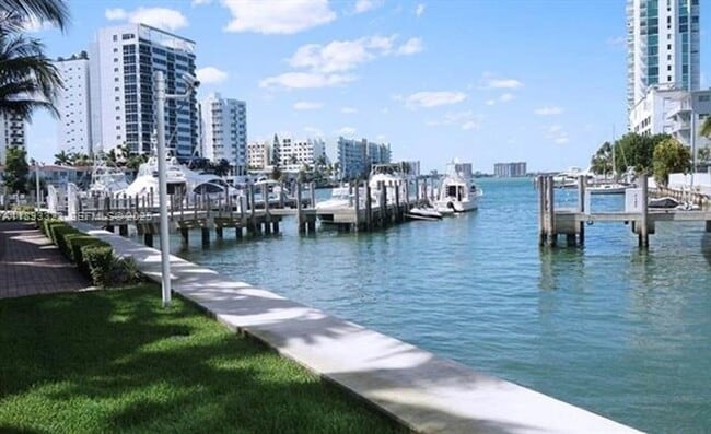 Building Photo - 7900 Harbor Island Dr