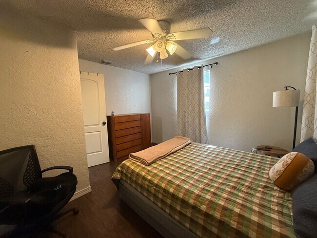 Building Photo - Great Location-3 Bedroom Daytona Beach Home w/Large AMAZING Backyard! Available on 5/1/26