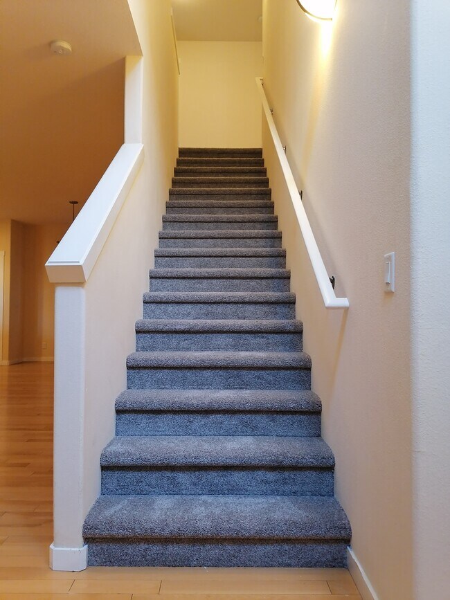 Building Photo - 2551 NW Byrne Terrace