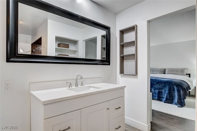 Building Photo - 945 Vegas Valley Dr