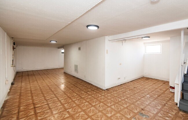 Building Photo - Comfortable 3 Bedroom 1 Bathroom Home