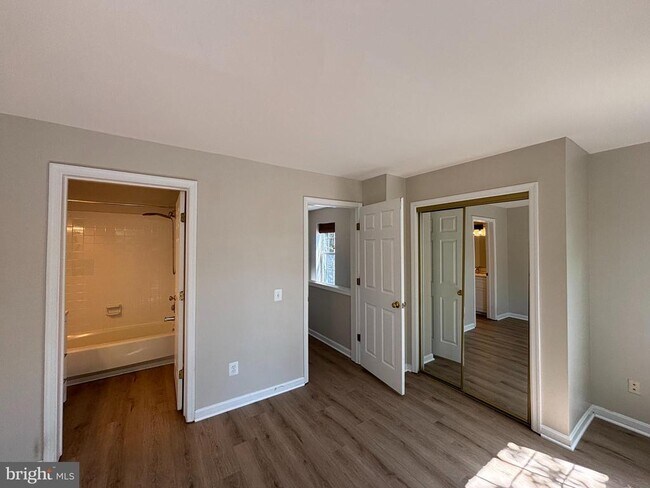 Building Photo - 7020 Falls Reach Dr