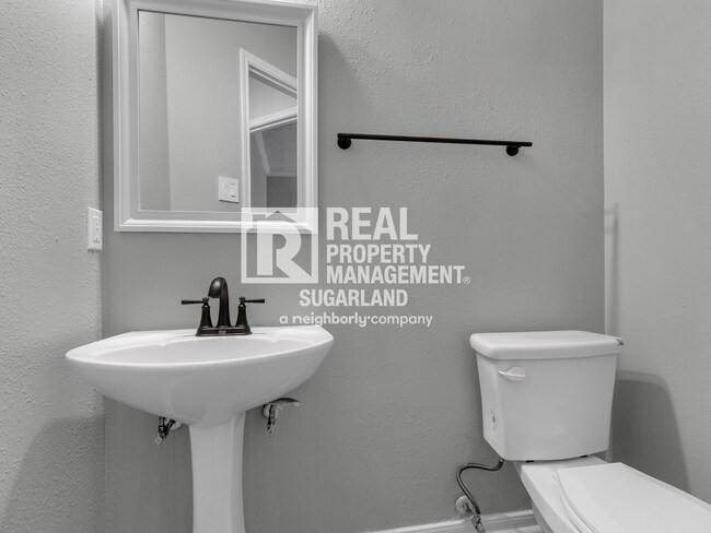 Building Photo - Executive Living in the Heart of Sugar Land