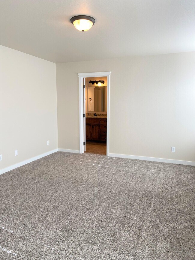 Building Photo - 677 S Pine Tree Ln