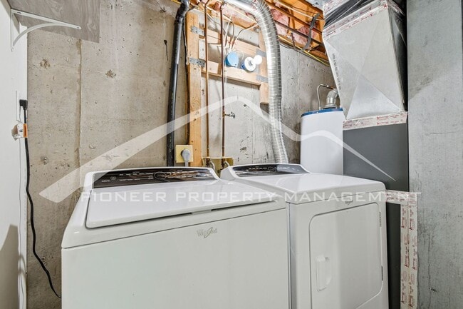 Building Photo - Spacious Townhouse with Central AC and Washer/Dryer