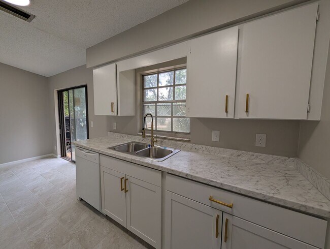 Building Photo - Updated 2 bedroom, 1 bath duplex apartment with inside laundry in beautiful Silver Springs