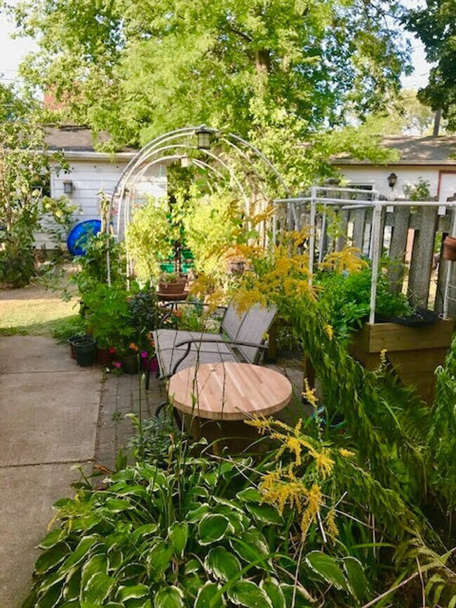 Building Photo - Fully Furnished Beautifully Restored Vinta...
