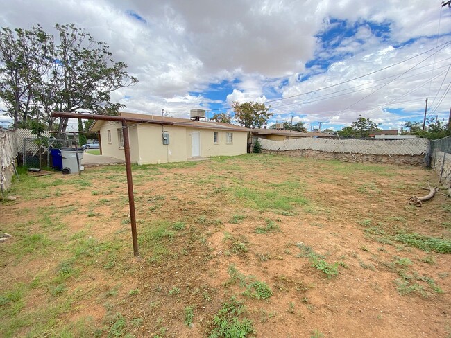 Building Photo - Northeast El Paso 3 bed