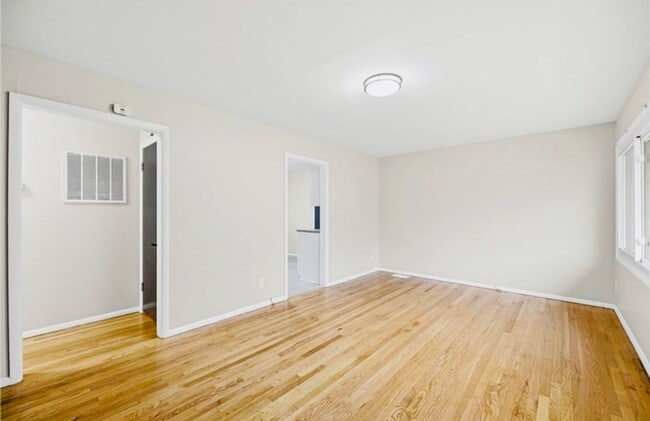 Building Photo - Stunning 3 bed 1 bath Ranch House