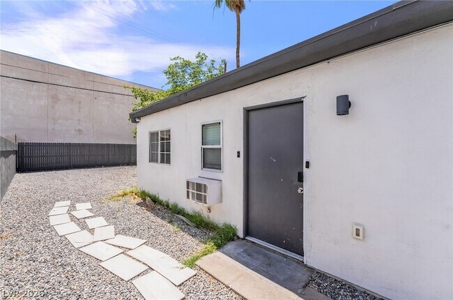 Building Photo - 1610 E Ogden Ave