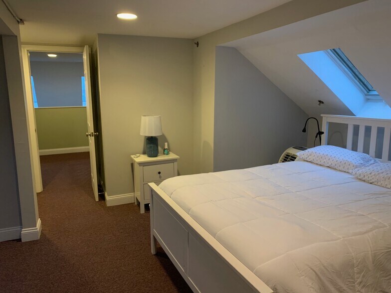 Building Photo - 378 Thames St