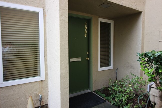 Building Photo - 2 Bedroom Townhome for Rent