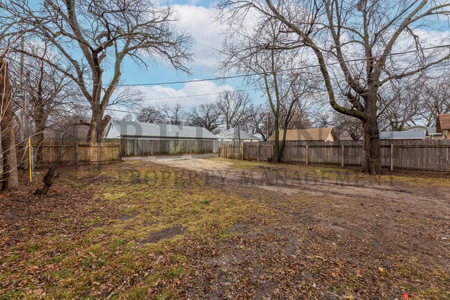 Building Photo - 2719 W Douglas Ave