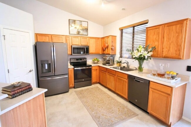 Building Photo - 6261 S Mesa Vista Dr