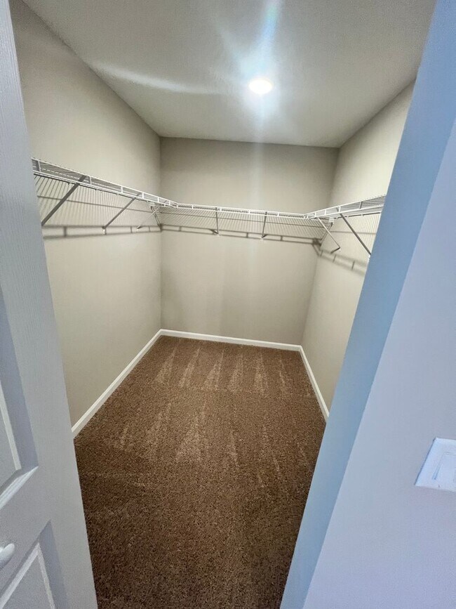 Building Photo - NEW 4 BEDROOM 3 BATH HOME! AMAZING LOCATION!