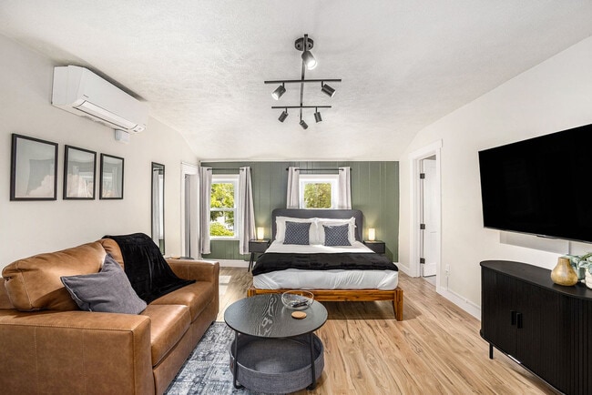 Building Photo - 37 Gold Ave NW