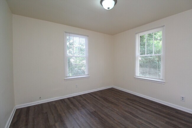Building Photo - 2BR Cottage Home with LVP Flooring Throughout, Bonus Sunroom, Covered Parking & Low-Maintenance L...