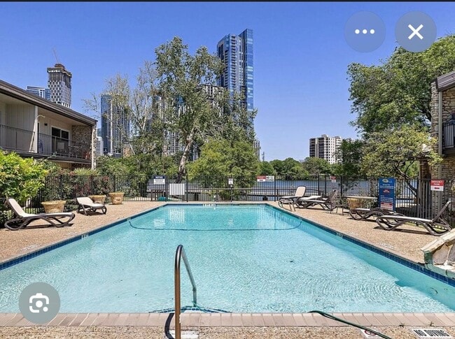 Building Photo - Freshly Updated Condo