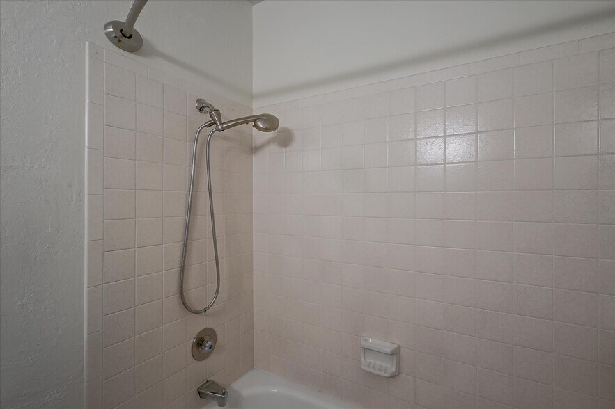 Building Photo - 2101 Shoreline