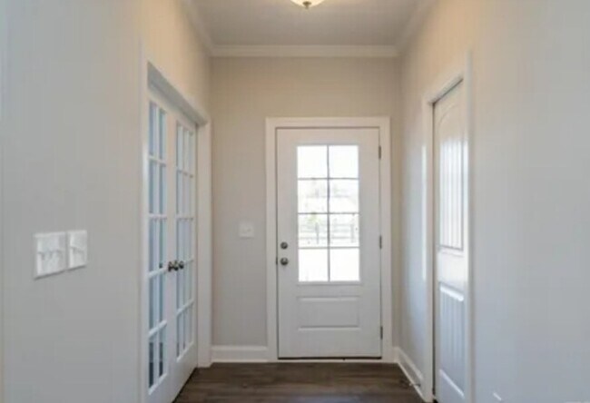 Building Photo - Fabulous 3 bedrm Townhome with office & ga...