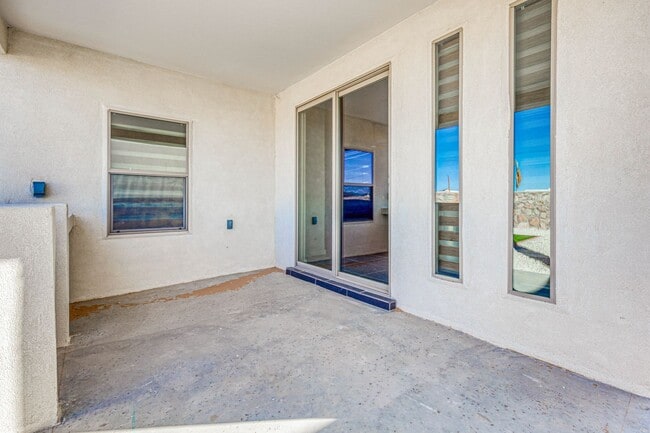 Building Photo - Beautiful East side House 4 bed-2.5 baths, part of The Overlook Casa Club that includes Swimming ...
