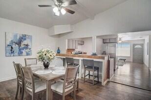 Building Photo - 4815 Castle Pnes