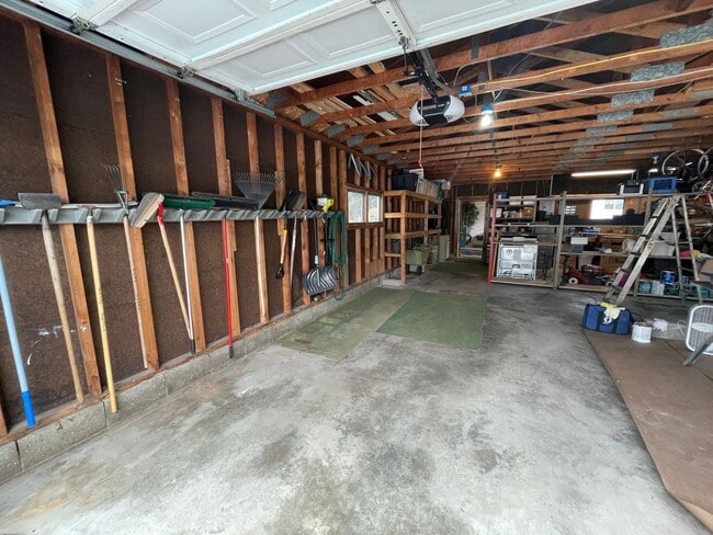 Building Photo - Spacious Garden-Level Studio in Prime Trav...