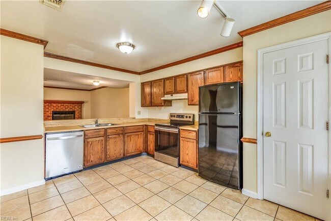 Kitchen (2) - 618 Nottaway Dr
