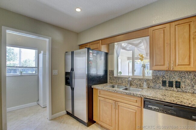 Building Photo - 808 SE 13th Ct